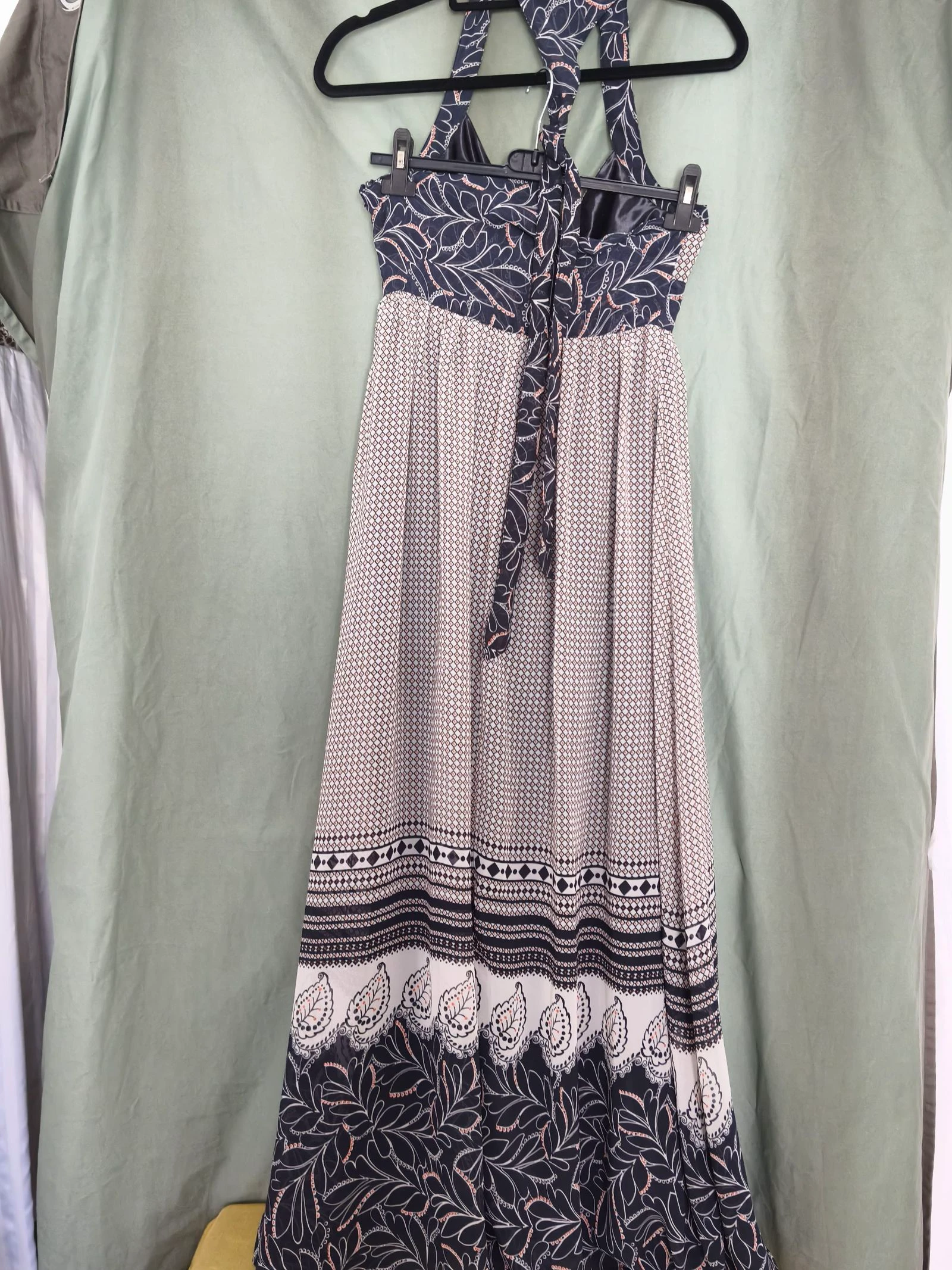 Vestido longo com um padrão floral e geométrico. – photo 2